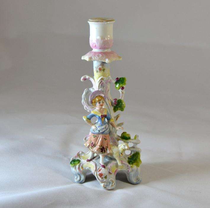 Par de castiçais em Porcelana Francesa do séc. XIX, pintados à mão