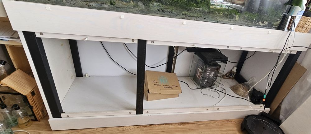 Solidna szafka pod akwarium