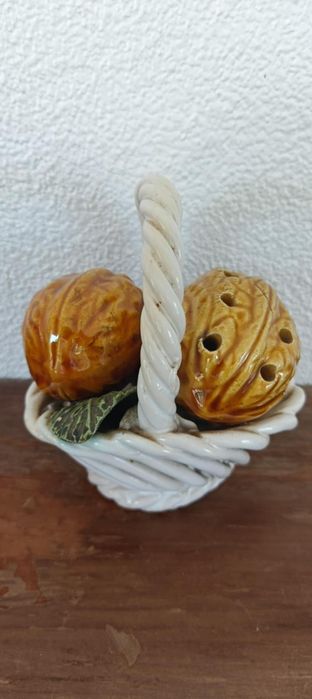 Cesta de nozes, paliteiro, loica caldas