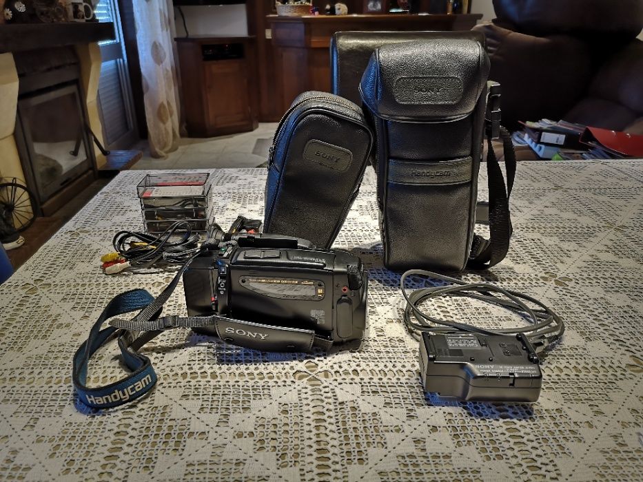 Câmara de Filmar - Sony Handycam Video 8 + Bolsas de Transporte