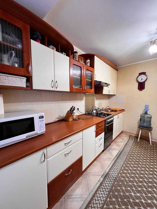Продам 2-кімнатну квартиру в центрі міста — 54 м², меблі та техніка залишаються