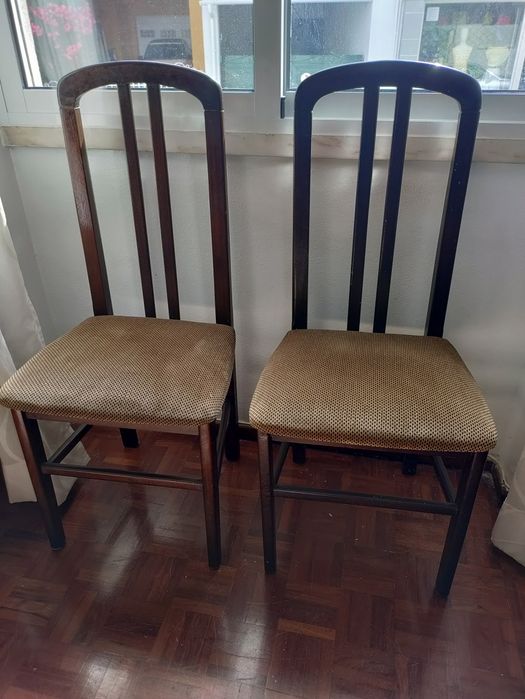 Mesa de sala com cadeiras