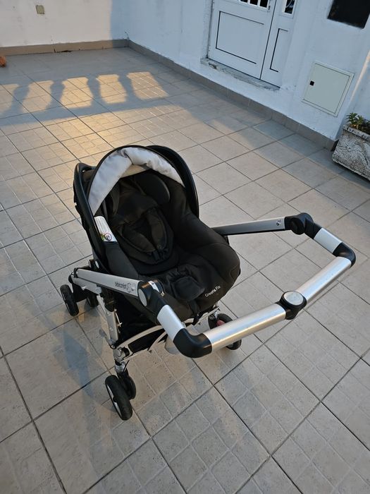 Carrinho de bebé com ovo
