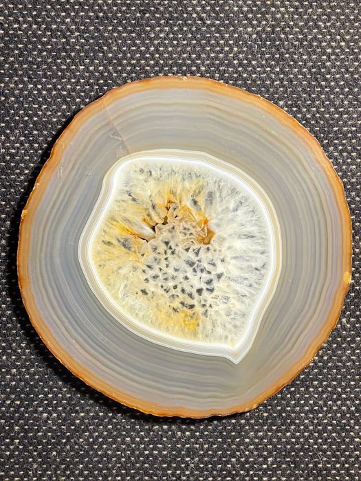 Fatia polida de ágata natural com drusa de quartzo