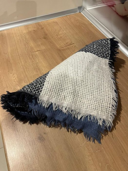 Spory delikatny szalik w basicowy wzór