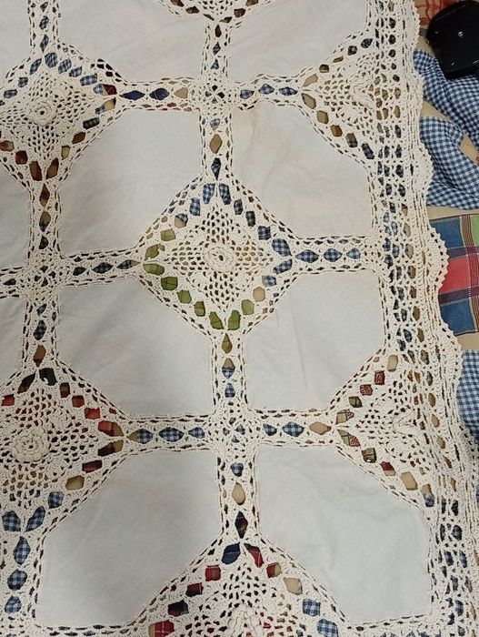 Pequena Toalha de Mesa em Renda feita a mão