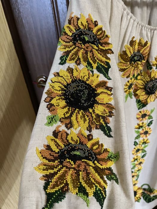Плаття, вишите бісером