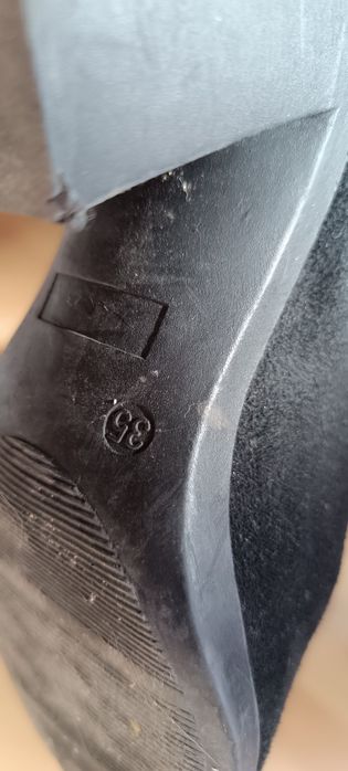 Botas pretas de camurça com fecho de lado. Tamanho 35. Acima do joelho