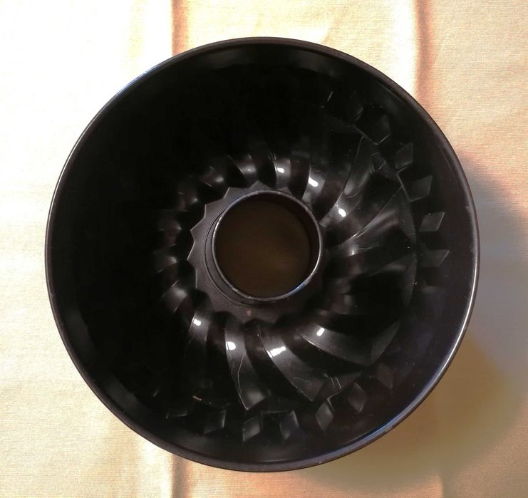Metal cake pan.431775034901811201