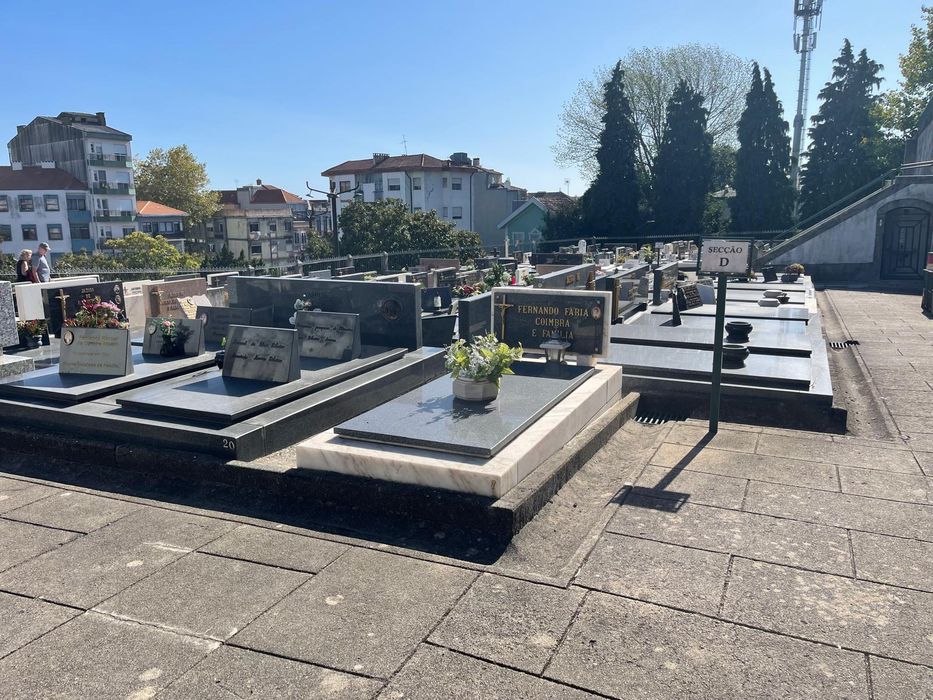 Jazigo Porto/Bonfim pronto, em granito e marmore, otimo estado - vende