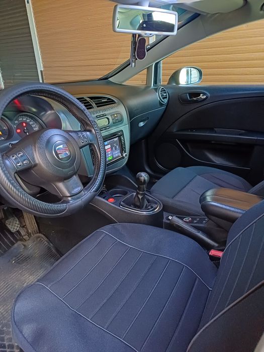 Czarny seat leon