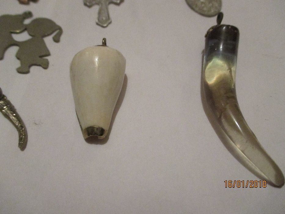 17 amuletos e medalhas para fios pendentes