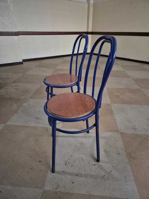 11 Cadeiras azuis com tampo em madeira