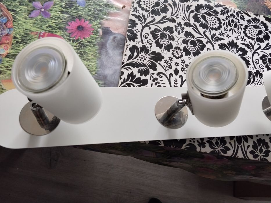 Sprzedam lampę sufitową na cztery żarówki LED żarówki gratis