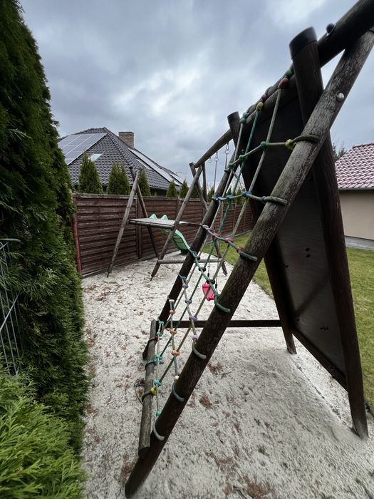 Plac zabaw ze zjezdzalnią