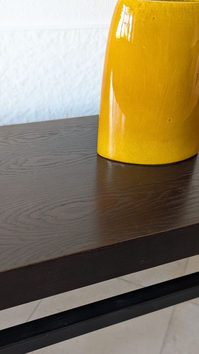 Consola Minimalista de Design – Carvalho Negro e Metal – Estado Impecável