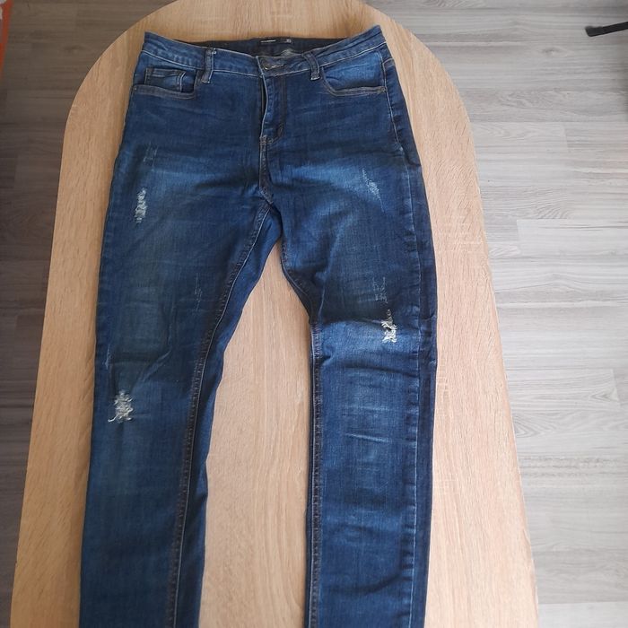 Spodnie dzins z dziurami r.40