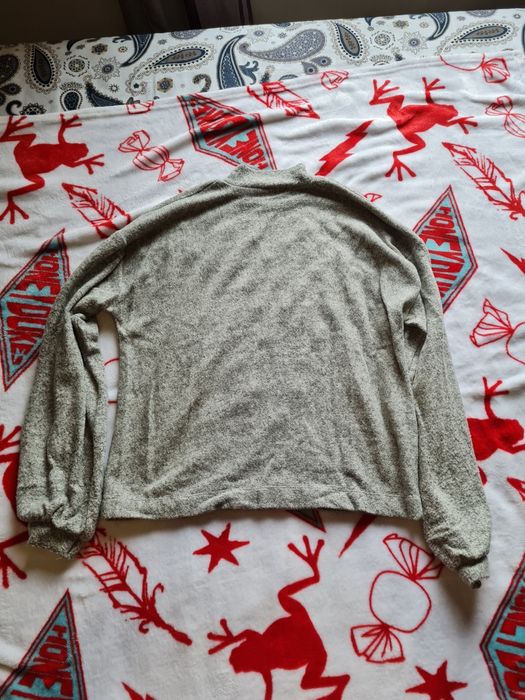 Camisola cinzenta com pérolas