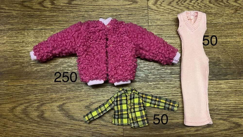 Одяг та підставки для барбі