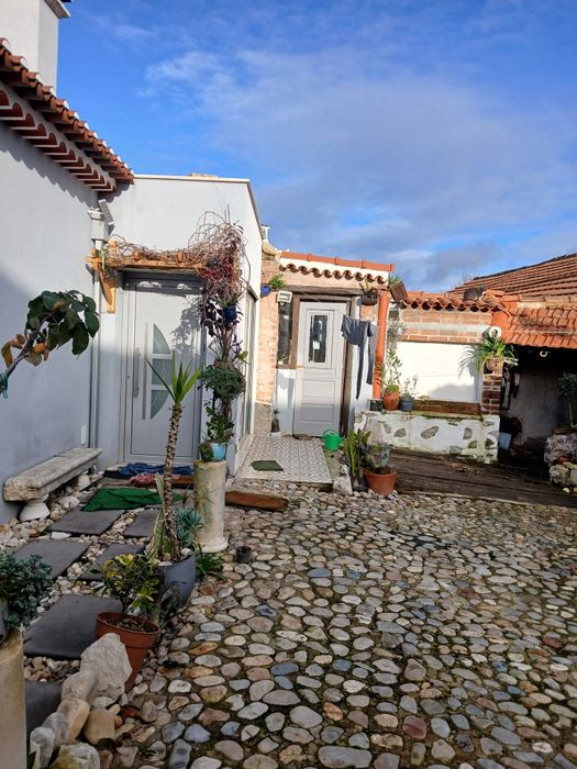 Vivenda V2 de luxo mais outro espaço de area coberta no lote com mais