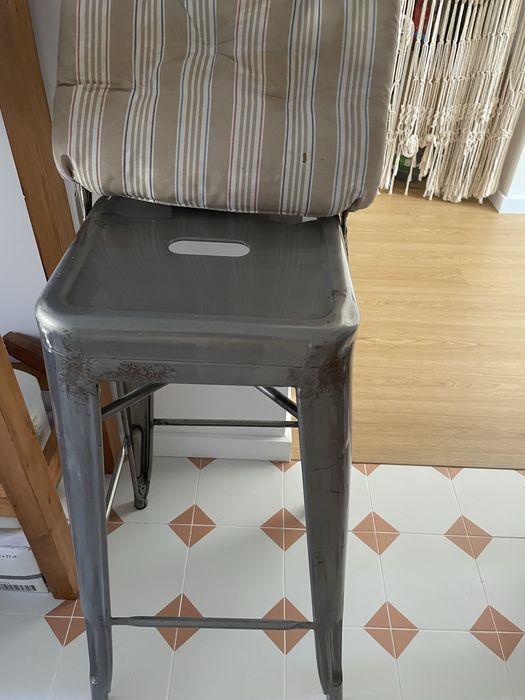 Banco alto 75 cm com encosto Ajuda • OLX.pt