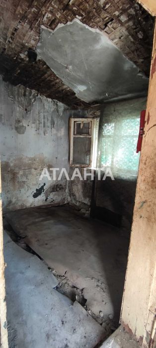 Пропонується на продаж квартира на землі під реконструкцію.