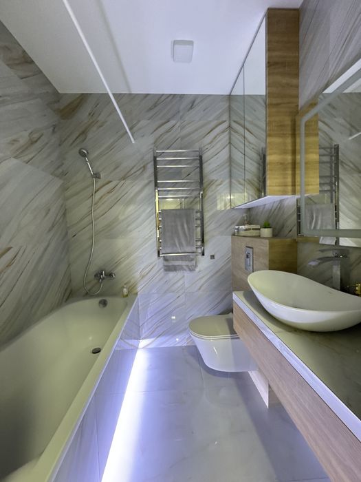 Трьохкімнатна квартра, вид на парк, дизайнерський ремонт для себе