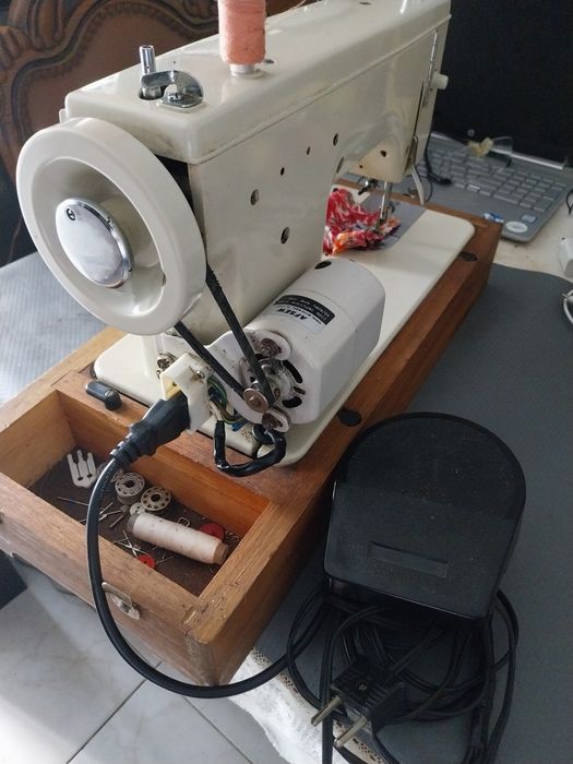 Maquina costura electrica c/ caixa em madeira c/ nova