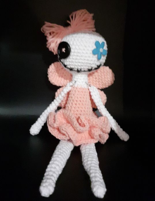 Fada gótica cor de rosa em crochet amigurumi