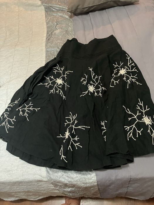 Saia preta Zara com bordado