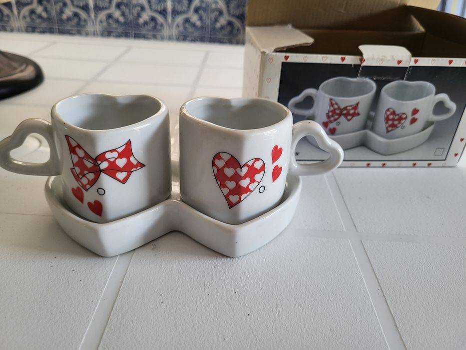 Conjunto de duas chávenas.