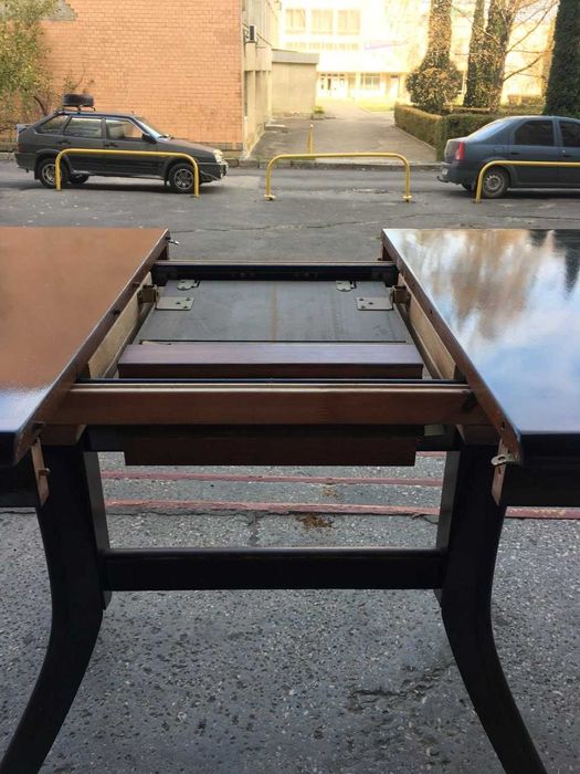 Розкладний дерев’яний стіл зі скляною вставкою