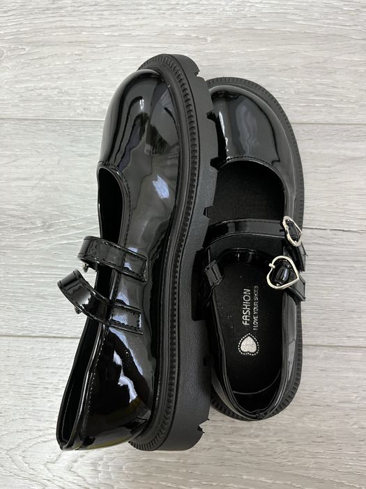 Нові лакові туфлі на дівчинку