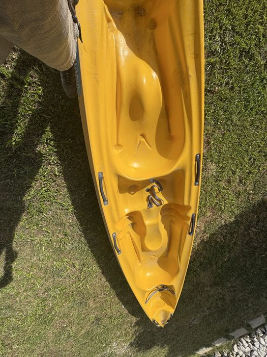Canoa 3 lugares,  com 4 coletes e as repectivas pagaias..