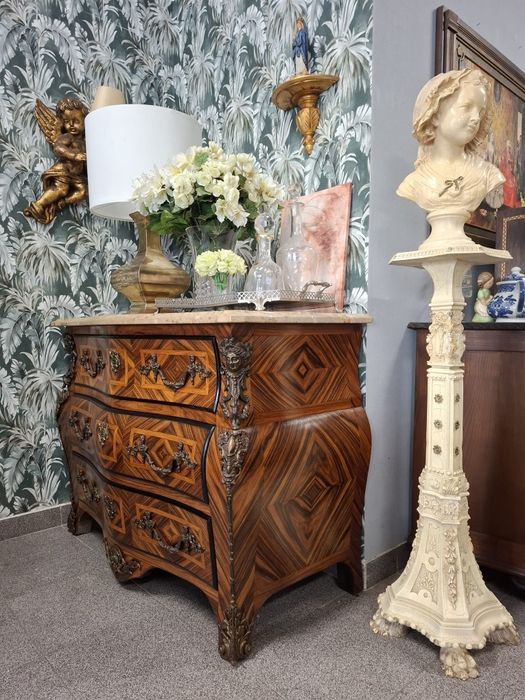 Cómoda estilo Luis XV folheada a Rosewood.
