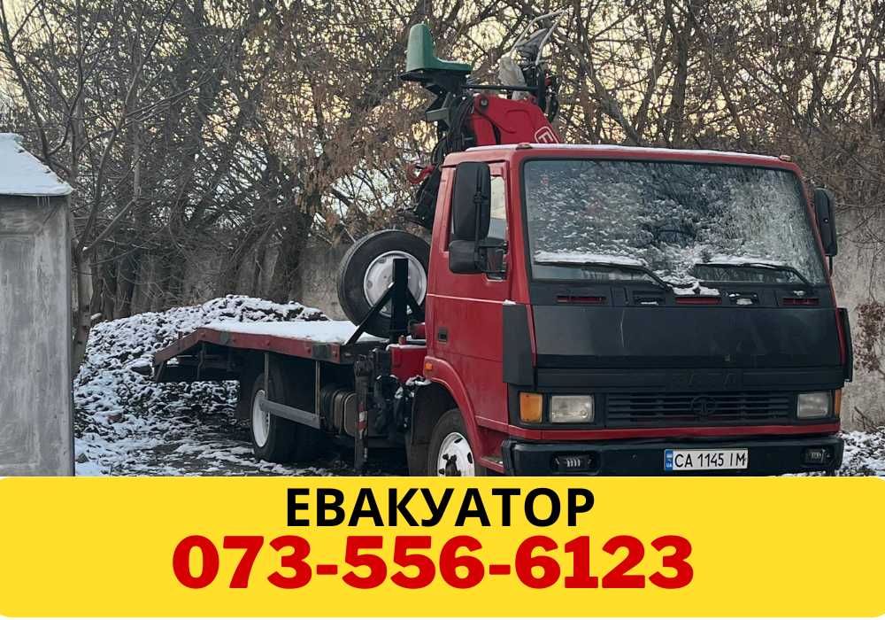 Великий евакуатор з потужним краном/маніпулятором