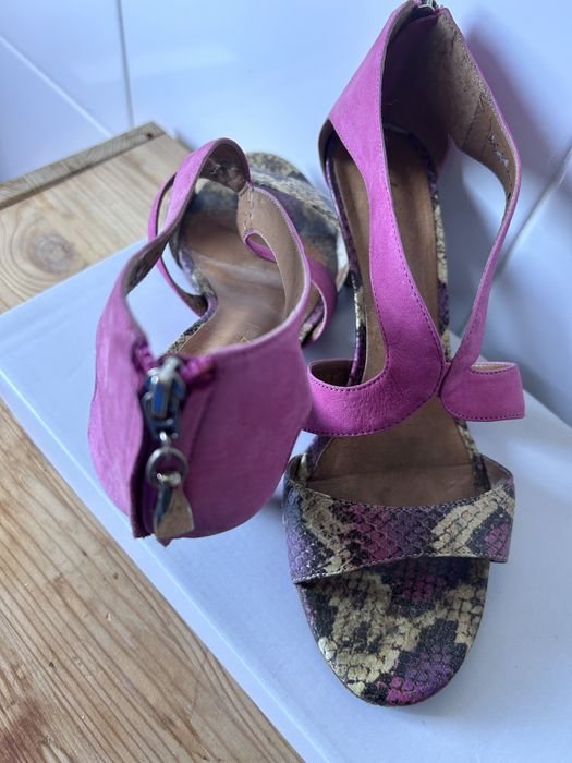 Sandalias  de tiras em pele novas