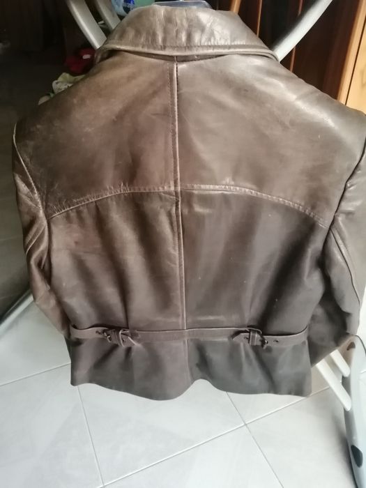 ) blusão couro castanho