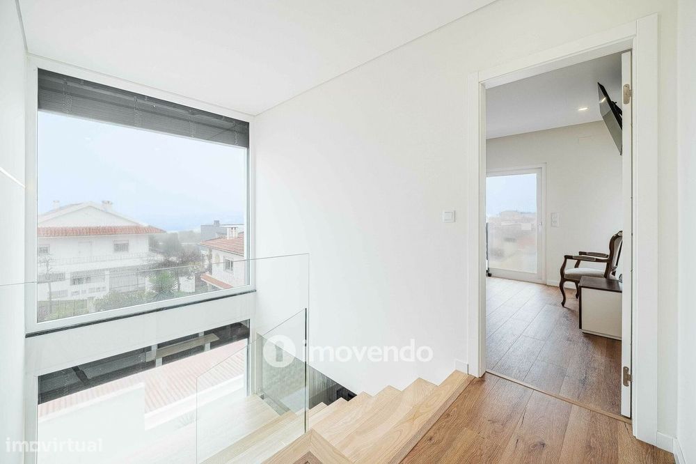 Moradia T3+1 moderna e exclusiva, com garagem e jardim, em Porto Salvo