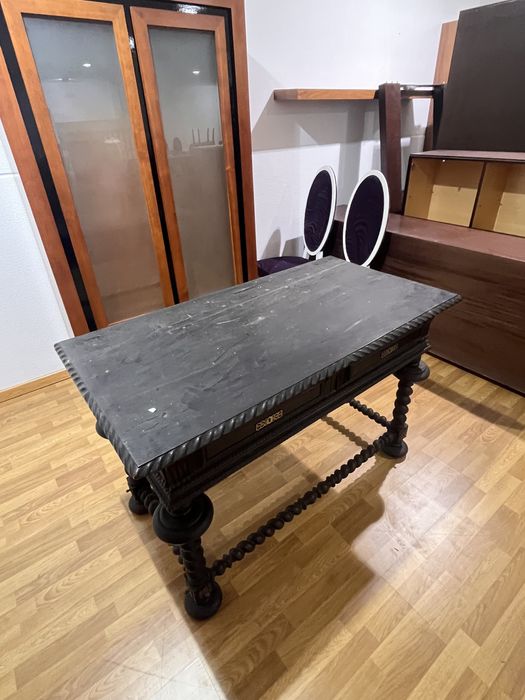 Comoda com detalhes escura