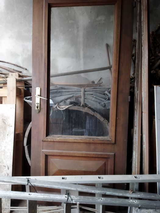 Uma porta em carvalho francês com as duas colunas