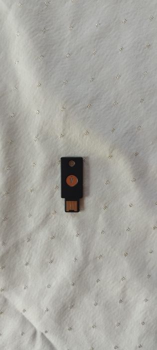 Yubikey 5 NFC | Yubico protege suas contas online de hackers
