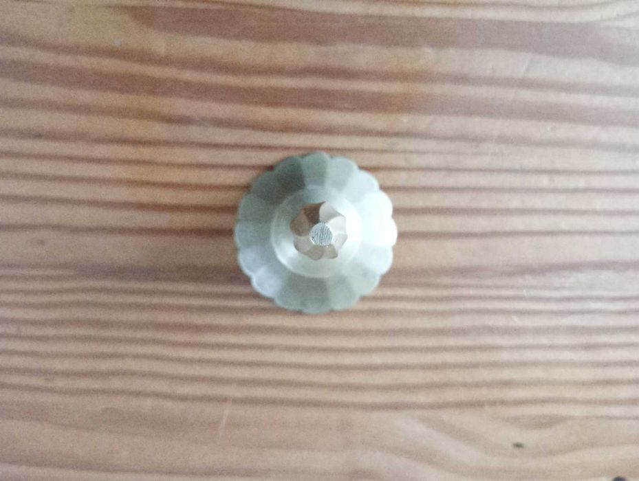 Stary dzwonek szkolny w ładnym stanie