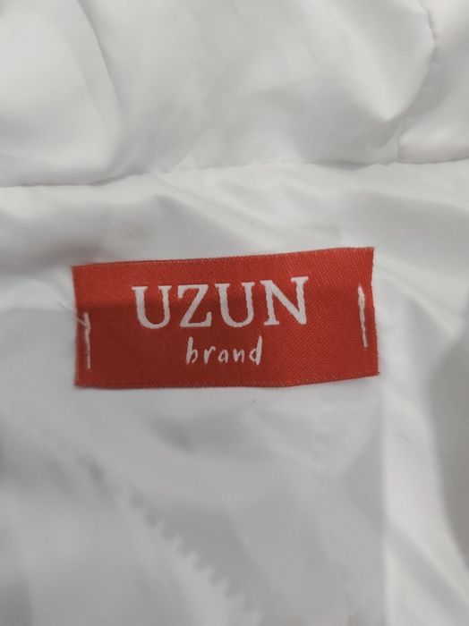Продам белую  женскую жилетку с капюшоном бренда UZUN