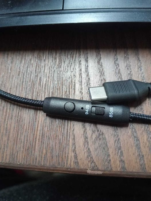 Auscultadores EarFun K3 USB-C – C/ Microfone e Luzes LED – NOVOS