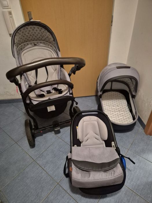 Продам коляску 3 в 1