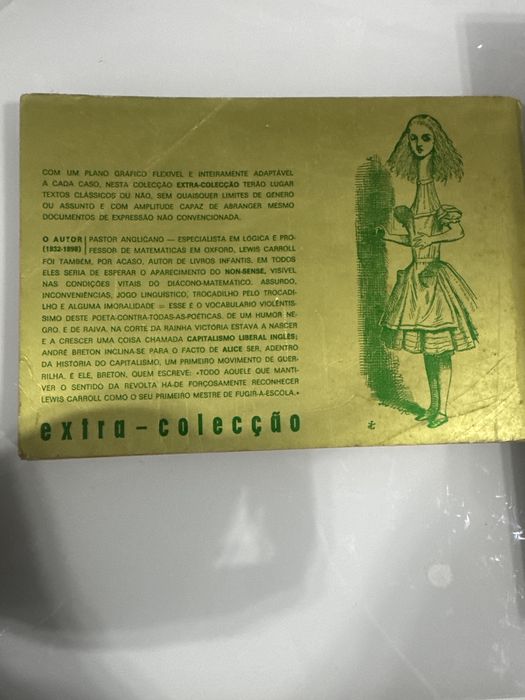 Livro Alice no pais das maravilhas, não é infantil