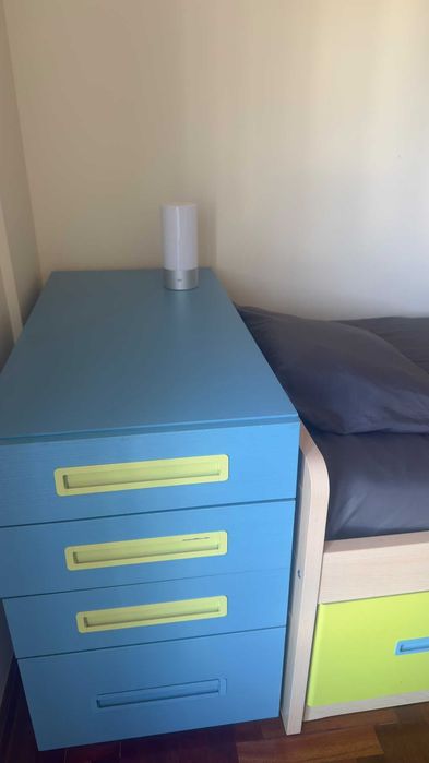 Cama de solteiro com 4 gavetas de arrumação com oferta de mesa de cabeceira