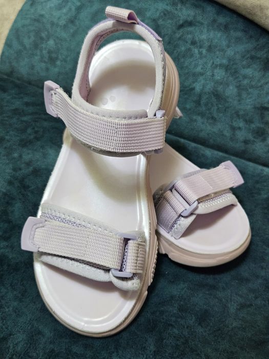 Продам босоніжки DEEZEE