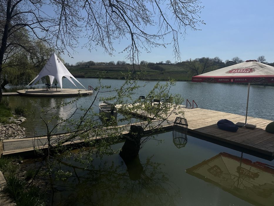 Двомісна кімната номер для відпочинку на березі озера з альтанкою